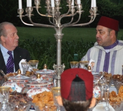 Don Juan Carlos conversa con Mohammed VI durante la cena privada ofrecida en el Palacio de Dar Essalam
